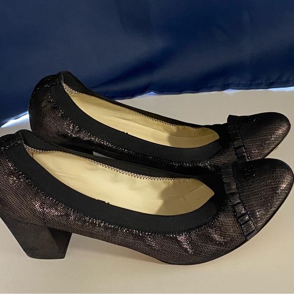 Chanel Heels Classic Black w/ gold flex size 41 or 10 US 11 US excellent authent - Picture 4 of 12
